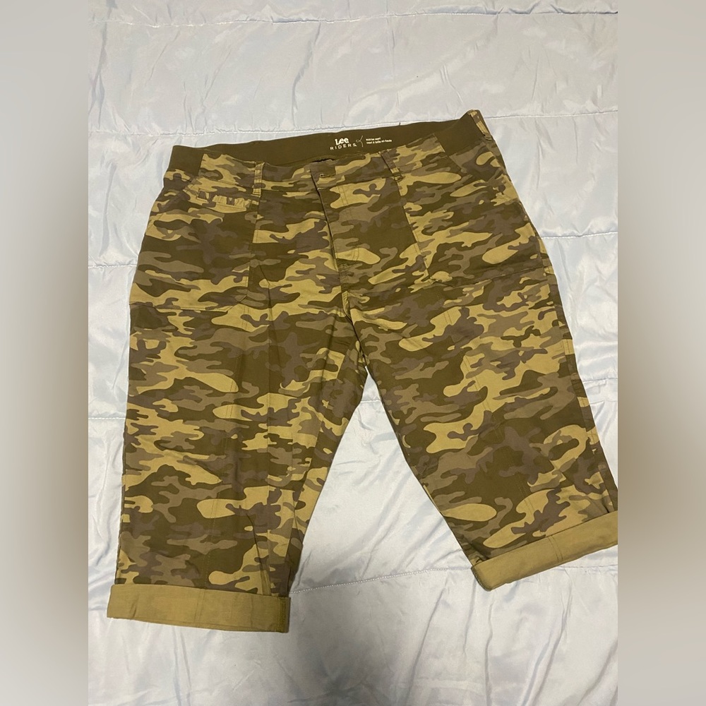 PLUS SIZE 22W camo capris